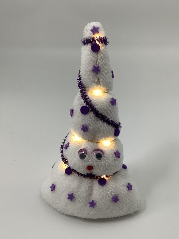 Beleuchteter Weihnachtsbaum aus einem Mikrofaserlappen
